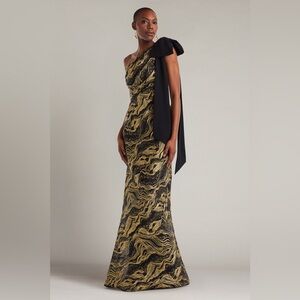 TADASHI SHOJI - SHARIZA BOW-SHOULDER GOWN